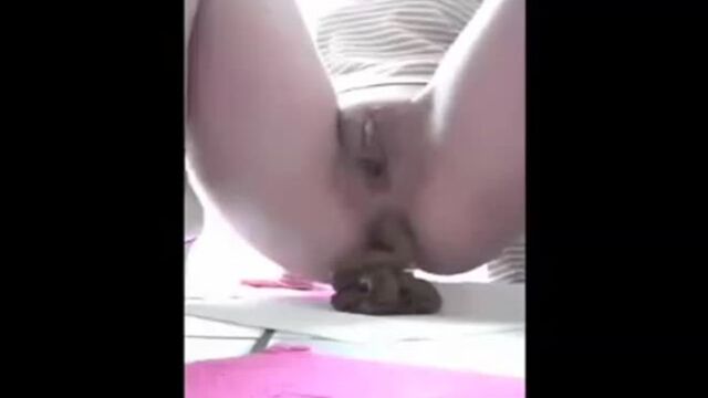 Girl pooping Scat Porn